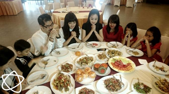 Alena Wu dan Popo Fauza makan bersama keluarga (Muhamad Altaf Jauhar/Bintang.com)