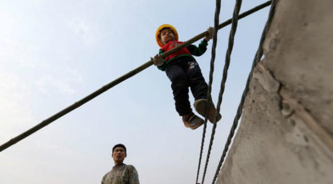 Tightrope, aksi berjalan di atas seutas tali pada ketinggian tertentu.(Shanghaiist.com)