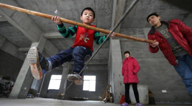 Latihan yang harus dilakukan Zhang pun cukup berat. Agar tubuhnya kuat, bocah yang masih duduk di bangku taman kanak-kanak ini melakukan push up, berlari, dan squat jam. (Shanghaiist.com)