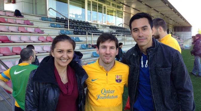 Donna Agnesia dan Darius Sinathrya saat foto bersama dengan pesepakbola dunia Lionel Messi (Dok. Keluarga)
