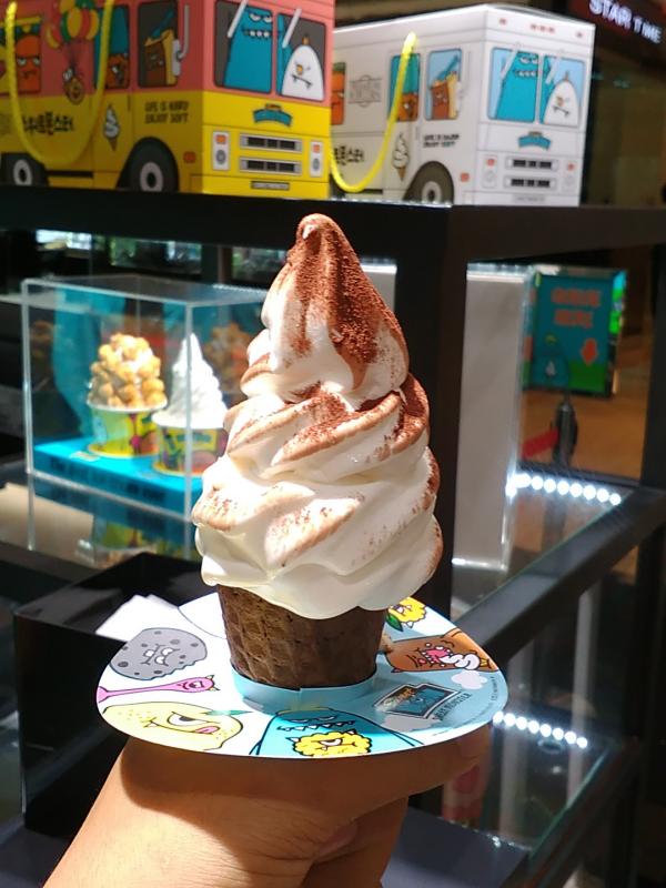 Es krim segar di Sweet Monster yang khusus dibuat setiap hari di tiap outletnya