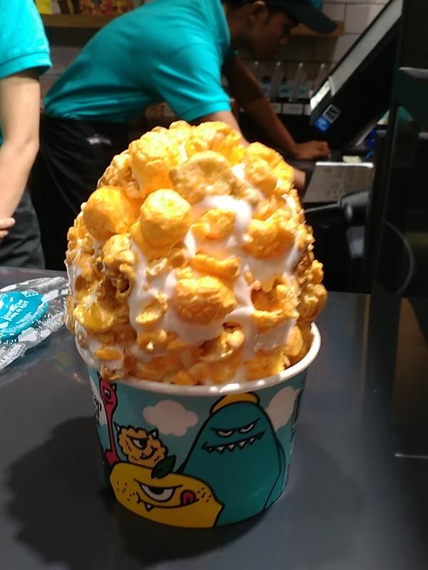 Popcorn Ice Cream, sajian andalan dari Sweet Monster yang memadukan es krim dengan popcorn manis dan asin