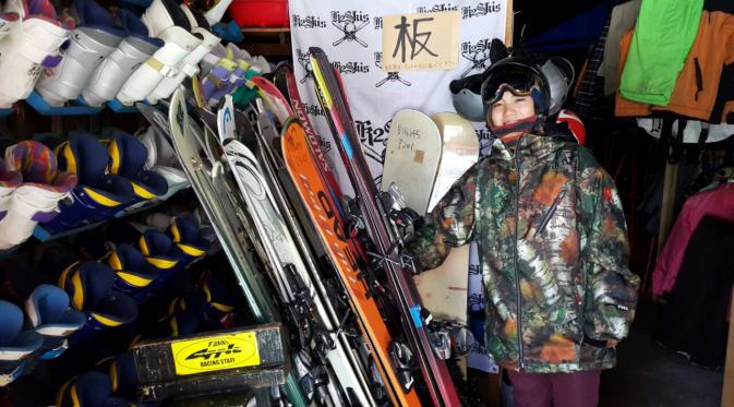 Salah satu tempat penyewaan alat ski di Hakuba, Jepang. (Marco Tampubolon/Liputan6.com)