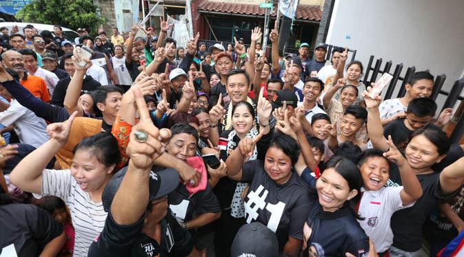 Agus Harimurti Yudhoyono (AHY) dan Annisa Pohan dikerubuti banyak ibu-ibu saat melakukan gerilya lapangan