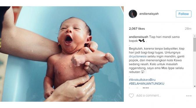 Suami Andien memandikan anak pertama mereka, Kawa (Sumber: Instagram/ Andien)