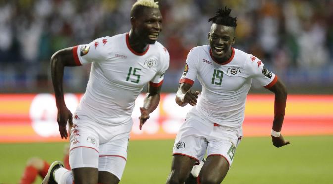 Selebrasi pemain Burkina Faso, Aristide Bance (kiri), setelah mencetak gol ke gawang Tunisia pada perempat final Piala Afrika 2017. (AP Photo/Sunday Alamba)