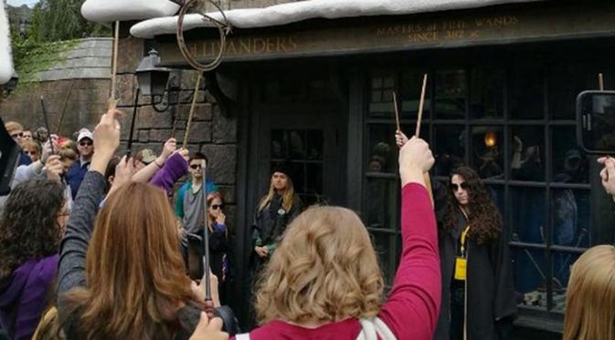  Meninggal di usia 77, kenang Joh Hurt, sang pembuat tongkat sihir di film Harry Potter.(Via: mirror.co.uk)