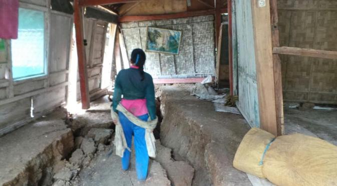 Tanah bergerak di Tegal, 68 rumah rusak (Liputan6.com / Fajar Eko)