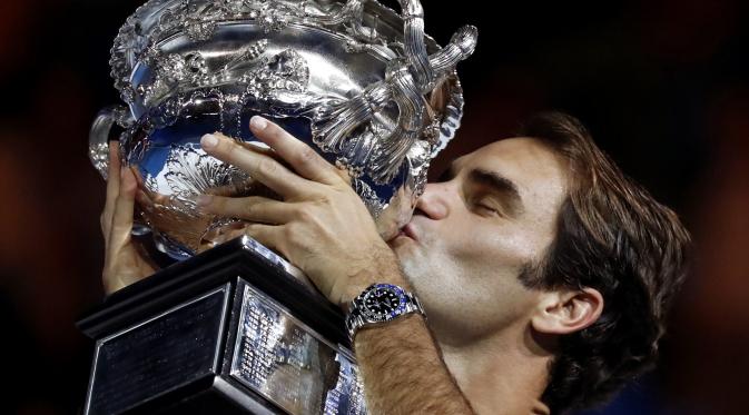 Roger Federer mencium trofi Australia Terbuka 2017. Federer mengalahkan Rafael Nadal di final, Minggu (29/1/2017). (AP Photo/Kin Cheung)