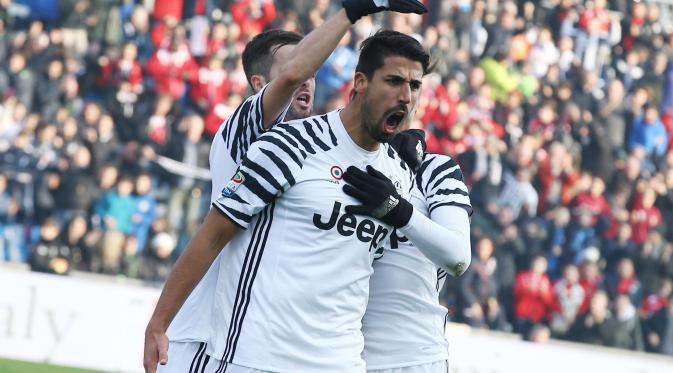 Selebrasi Sami Khedira usai mencetak gol kedua Juventus ke gawang Sassuolo. (Elisabetta Baracchi/ANSA via AP)