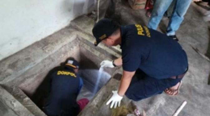 Polisi menemukan sebuah lubang sedalam 1,5 meter di panti asuhan yang menjadi tempat tinggal bayi 18 bulan sebelum meninggal tak wajar. (Liputan6.com/ M Syukur)