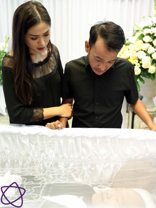 Jessica Iskandar mendampingi Ruben Onsu di depan jenazah ayahnya. (Deki Prayoga/Bintang.com)