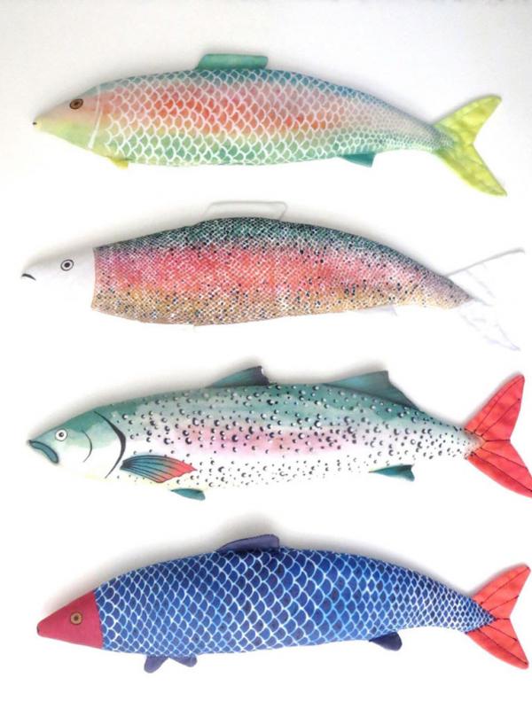Bantal ikan ini bisa dihangatkan dan didinginkan, lho. (Via: boredpanda.com)