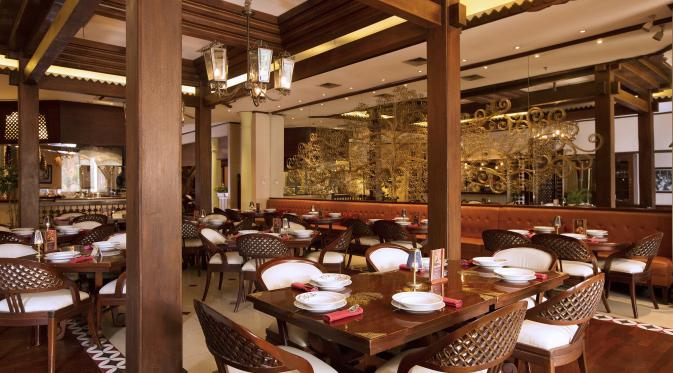 Restoran Harum Manis dengan Interior khas Jawa menghadirkan menu spesial Sate Satu Meter yang menggambarkan kekayaan kuliner Indonesia.