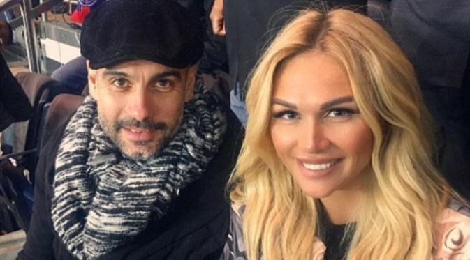 Pelatih Manchester City Pep Guardiola foto bersama dengan model sekaligus duta besar Piala Dunia 2018 Victoria Lopyreva. Keduanya menyaksikan AS Monaco mengimbangi Paris Saint-Germain, Minggu (29/1/2017). (Instagram)
