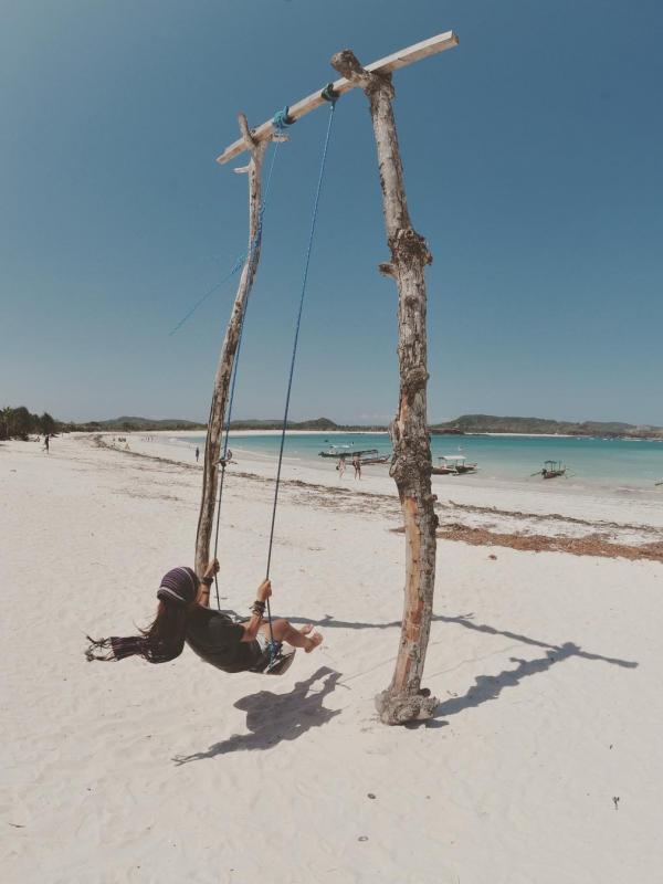 Pantai Tanjung Aan, Lombok, Nusa Tenggara Barat. (erina_alibasjah/Instagram)