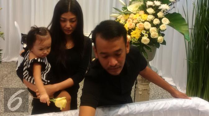 Ruben Onsu bersama istri, Sarwendah dan putrinya, Thalia tampak berduka di depan jenazah sang ayah, Johannes Abraham Onsu yang meninggal dunia Minggu (29/1/2017) malam.