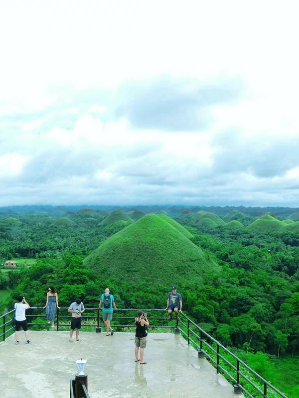 Chocolate Hills, Bohol, Filipina. (yui______101/Instagram)