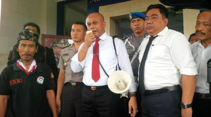 Pemeriksaan Munarman FPI di Mapolda Bali diwarnai aksi unjuk rasa. 