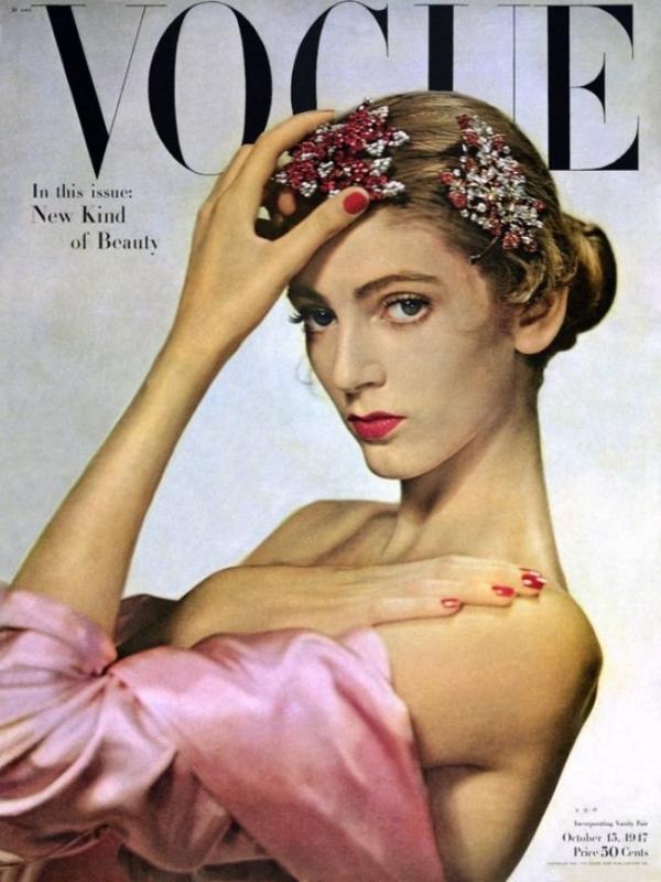 Penampilan Carmen Dell'Orefice di cover majalah Vogue saat usianya 15 tahun. Sumber: allure.com.