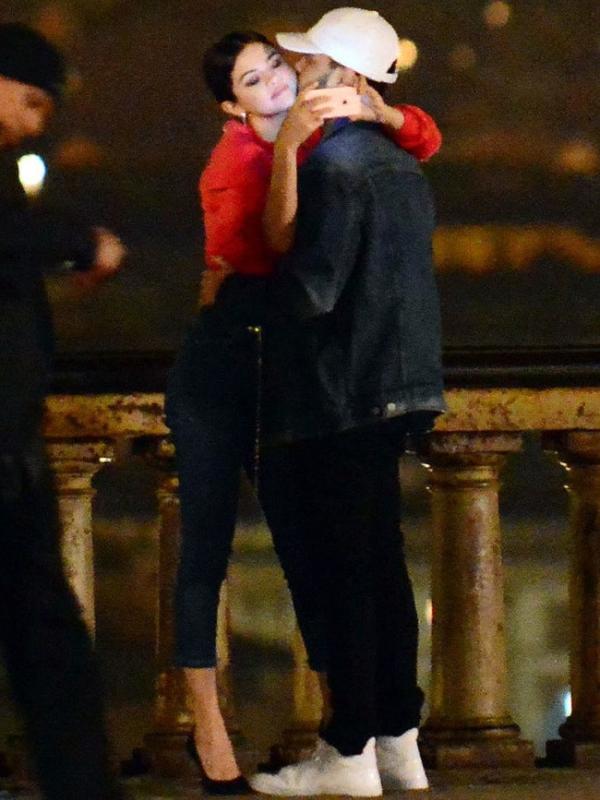 Selena Gomez dan The Weeknd bermesraan usai makan malam di Florence, Italia. (Foto: US Weekly)