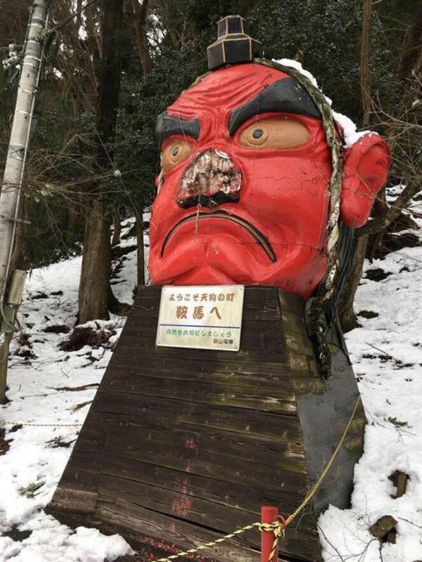 Yah, hidung patungnya patah karena salju.. :( (Via: boredpanda.com)
