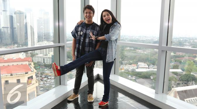 Dimas Anggara dan Michelle Ziudith saat mengunjungi Liputan6.com di SCTV Tower, Jakarta, Selasa (31/1). (Liputan6.com/Fatkhur Rozaq)