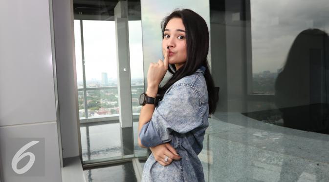 Pemain film London Love Story 2, Michelle Ziudith saat mengunjungi Liputan6.com di SCTV Tower, Jakarta, Selasa (31/1). (Liputan6.com/Fatkhur Rozaq)