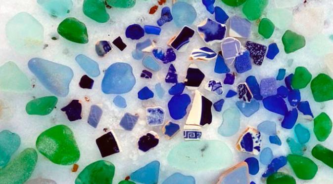Kerikil Pantai Ussuri yang berwarna-warni terbuat dari hempasan pantai yang memecahkan botol minuman dan porselen.