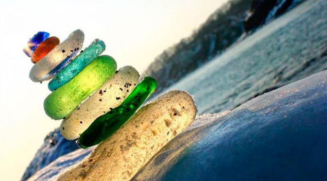 Kerikil Pantai Ussuri yang berwarna-warni terbuat dari hempasan pantai yang memecahkan botol minuman dan porselen. (foto : boredpanda.com)