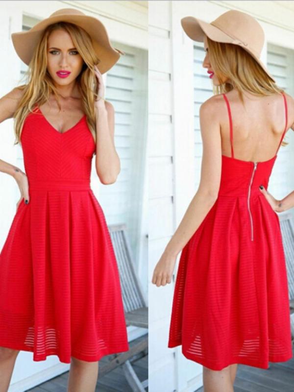 Memakai dress merah terlihat jauh lebih seksi. (via: Jesse Lynch)