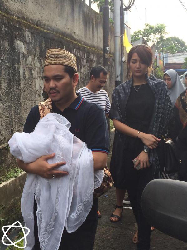 Indra Bekti menggendong sendiri anaknya menuju ke pemakaman (Rivan Yuristiawan/Bintang.com)