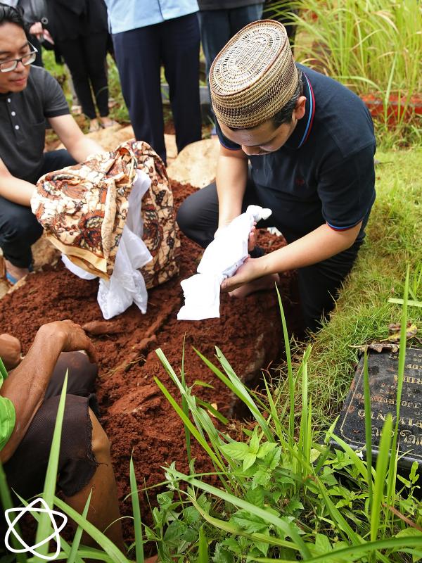 Pemakaman anak dari Indra Bekti. (Bambang E.Ros/Bintang.com)