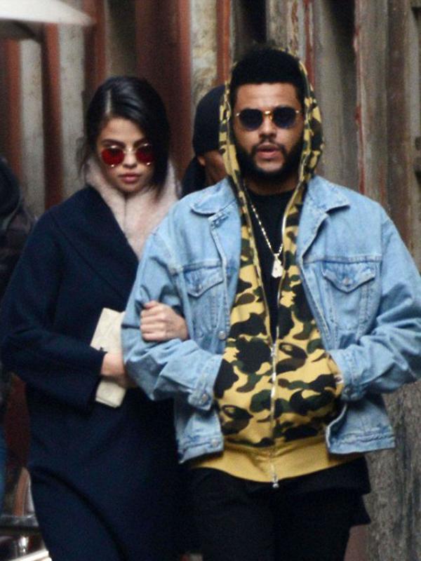 Saat ini mantan kekasih Bella tengah menikmati liburan dengan Selena di Italia. Keduanya terlihat pamer kemesraan dan tak melepaskan genggaman tangannya, juga terlihat sesekali Selena menaruhkan kepalanya di bahu The Weeknd. (doc.dailymail.com)
