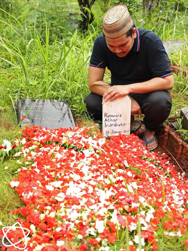 Suasana pemakaman Alm. Kenward Athar anak ketiga Indra Bekti (Bambang E. Ros/bintang.com)