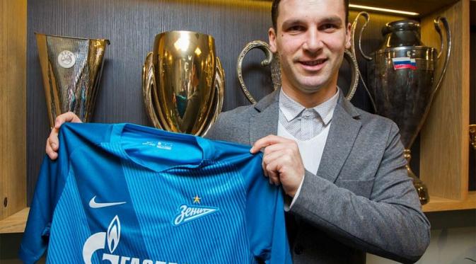 Branislav Ivanovic berpose dengan seragam Zenit St Petersburg. Dia pergi setelah memperkuat Chelsea sejak 2008. (Soccernet)