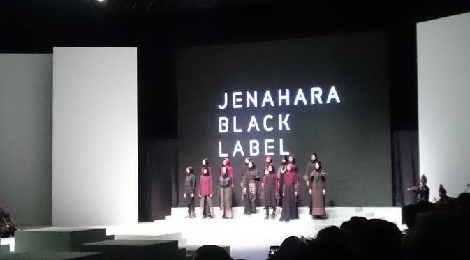 Jenahara persembahkan koleksi bertema Hinauli yang berbalut kain ulos di panggung IFW 2017.