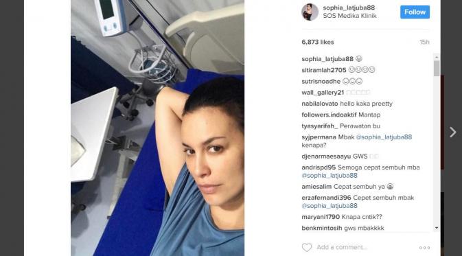 Sophia Latjuba terbaring di sebuah klinik. [foto: instagram/sophia_latjuba88]