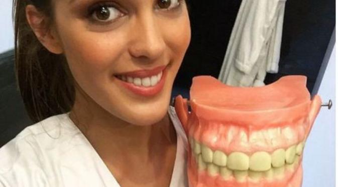 Miss Universe Iris Minttenaere merupakan mahasiswa kedokteran gigi. (Foto: Instagram)