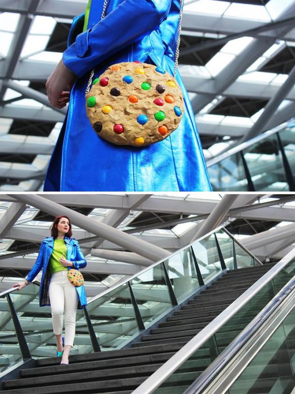Padu padan tas berbentuk biskuit dengan warna baju yang cerah (foto : boredpanda.com)