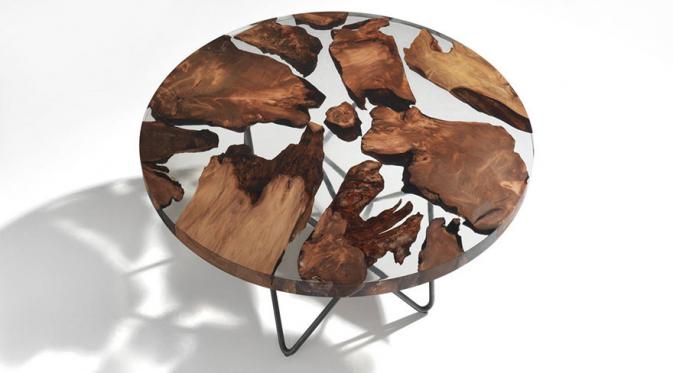 Meja bening dengan potongan kayu ini menyimpan sejarah panjang dari 50 ribu tahun yang lalu (foto : boredpanda.com)