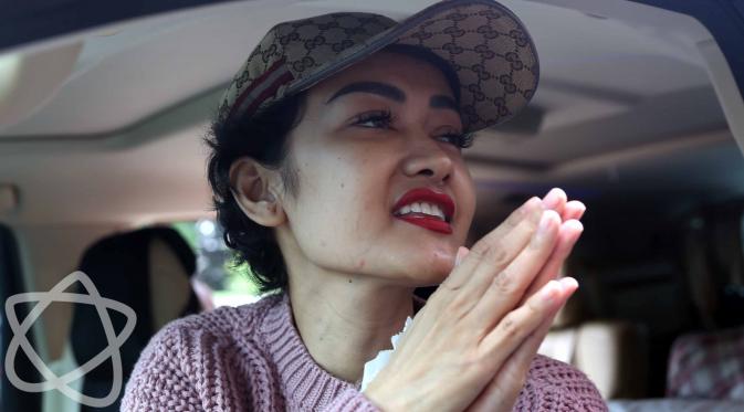 Sekitar pukul 10.55 WIB, Julia Perez didampingi kuasa hukum Sandy Arifin dan asistennya tiba di gedung Polres Metro Jakarta Selatan, Kebayoran Baru, Jakarta Selatan, Kamis (2/2/2017). (Nurwahyunan/Bintang.com)