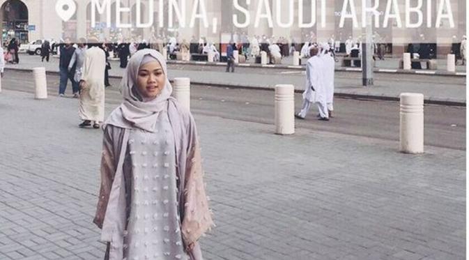 Yura Yunita saat melaksanakan ibadah umrah (Instagram)