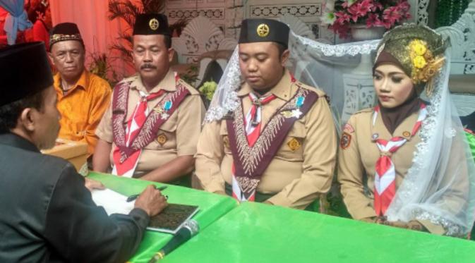 Sepasang kekasih di Kalimantan Tengah menggelar pernikahan unik dengan busana seragam Pramuka. Sumber: Instagram/dkc_lamandau