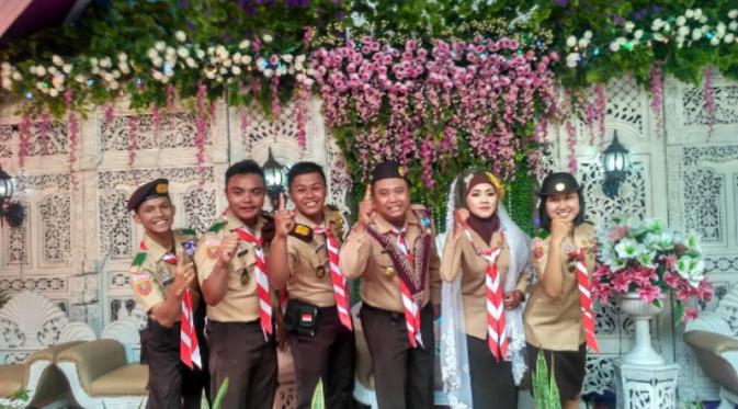 Sepasang kekasih di Kalimantan Tengah menggelar pernikahan unik dengan busana seragam Pramuka. Sumber: Instagram/dkc_lamandau