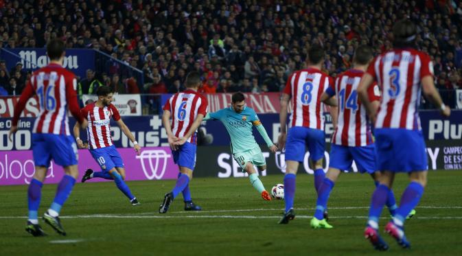 Striker Barcelona Lionel Messi (tengah) melepas tembakan untuk merobek gawang Atletico Madrid pada semifinal pertama Copa del Rey, Rabu (1/2/2017). Partisipasi Messi di final terancam akumulasi kartu. (AP Photo/Francisco Seco)