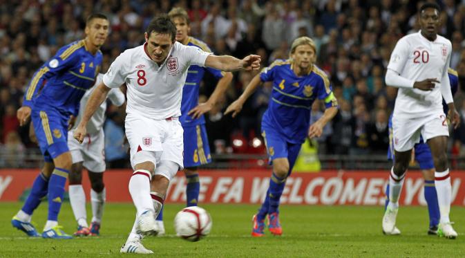 Frank Lampard mencetak gol dari titik penalti saat Inggris melawan Ukraina di Stadion Wembley (11/9/2012) dalam lanjutan laga kualifikasi Piala Dunia 2014. (AFP/Ian Kington).