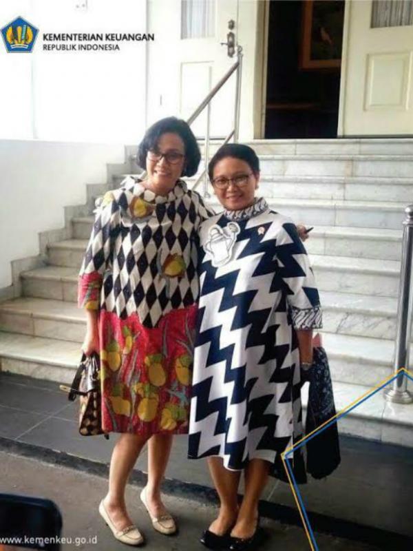 Lihat gaya young dan fresh Sri Mulyani-Menlu Retno dalam busana tabrak motif dan warna lewat batik nyentrik (Foto: kemenkeu.go.id)