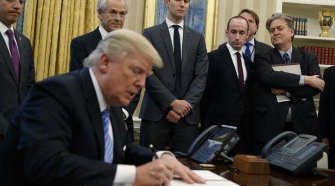 Dikelilingi para pria, Donald Trump menandatangani keputusan soal aborsi (AP)