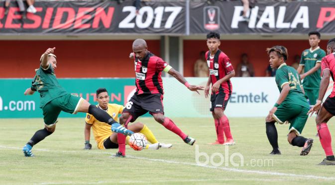 Kapten Persipura, Boaz Solossa mencoba melepaskan tembakan melewati pemain PSS Sleman pada partai pembuka  Piala Presiden 2017 di Stadion Maguwoharjo, Sleman, Sabtu (4/2/2017). (Bola.com/Nicklas Hanoatubun)